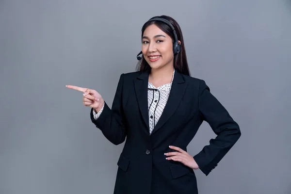 Asiatiska Kvinnliga Call Center Operatör Med Glada Leende Ansikte Annonserar — Stockfoto
