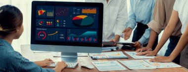 Panorama analist ekibi, FBI Fintech 'i kullanarak dizüstü bilgisayarla mali raporu analiz ediyor. İş adamları iş görüşü için dizüstü bilgisayarda gösterilen kontrol panelini inceliyor. İnceleyin