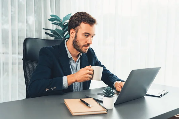 Empresario Traje Negro Trabajando Portátil Escritorio Ejecutivo Inteligente Que Investiga — Foto de Stock