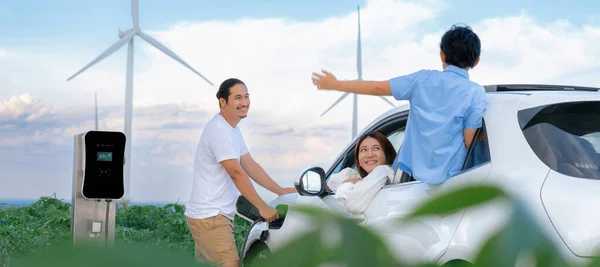 Concepto Familia Feliz Progresiva Disfrutando Tiempo Parque Eólico Con Vehículo — Foto de Stock