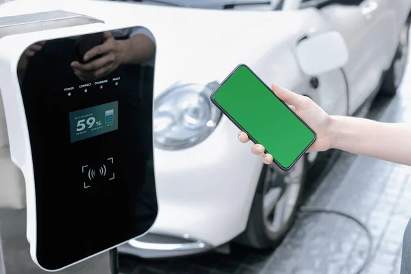 Handy Attrappen Mit Grünem Bildschirm Zeigen Den Energiestatus Des Elektrofahrzeugs — Stockfoto
