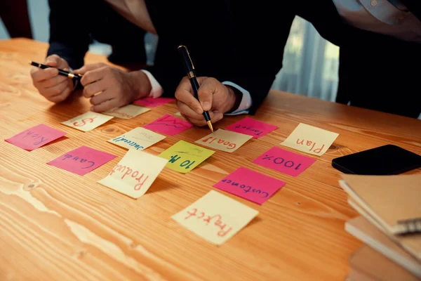 Equipe Negócios Reúnem Mesa Brainstorming Escrever Ideia Criativa Notas Post — Fotografia de Stock