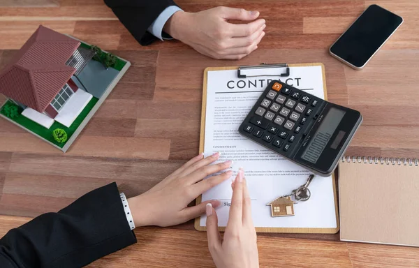 Les Agents Immobiliers Examinent Calcul Taxe Des Intérêts Les Conventions — Photo