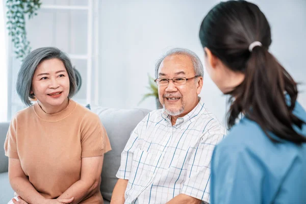 Female Doctor Visiting Contented Elderly Couple Home Health Care Senior — Stockfoto
