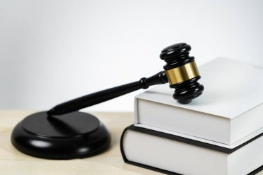 Boş bir hukuk firmasında ahşap tokmak çekiç ve hukuk kitabı ya da avukat ve hakim tarafından adalet ve hukuk sistemi, yasal otorite ve adalet kavramı olarak beyaz avukatlık bürosu geçmişi. denge