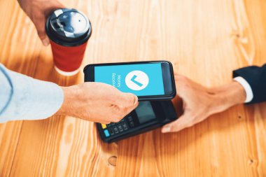 Mobil bankacılık uygulamasında QR kod teknolojisi kullanarak hızlı ve güvenli işlemler yaparak, akıllı telefon uygulaması ile modern alışveriş tarzı için barkod taraması yoluyla kusursuz nakit ödemeleri olanaklı kılıyor. Varlık