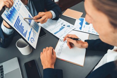 Çalışma alanındaki pazarlama stratejisi için finansal veri analizini, performans ve risk yönetimini optimize etmek için grafik ve grafik içeren BI gösterge paneli formatını analiz eden analist ekibi. Varlık