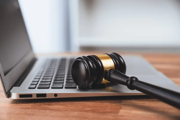 Szekrény Fekete Kalapács Laptoppal Íróasztal Jogi Cég Vagy Ügyvéd Iroda — Stock Fotó