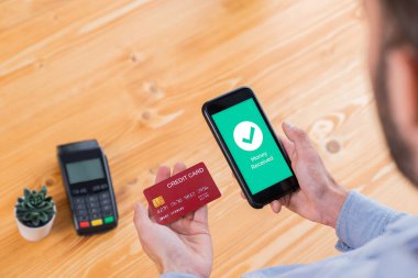 Mobil bankacılık uygulamasında QR kod teknolojisi kullanarak hızlı ve güvenli işlemler yaparak, akıllı telefon uygulaması ile modern alışveriş tarzı için barkod taraması yoluyla kusursuz nakit ödemeleri olanaklı kılıyor. Varlık
