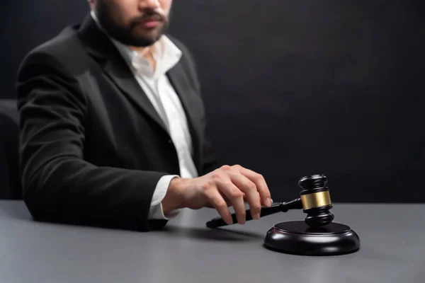 Focus Wooden Gavel Hammer Burred Lawyer Black Suit Holding Gavel — Stock Photo, Image