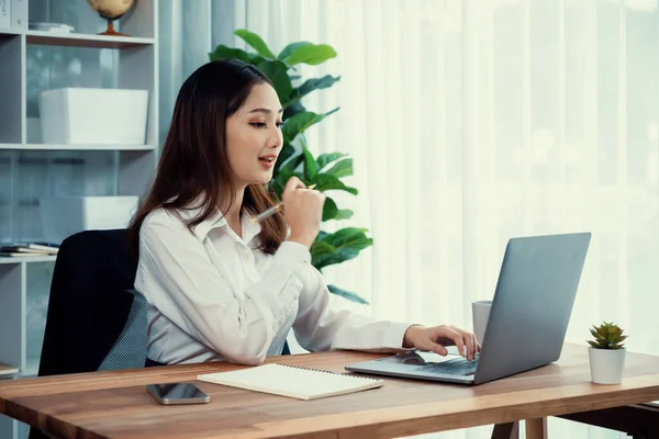 Молодая Азиатская Восторженная Деловая Женщина Современным Офисным Столом Использует Ноутбук — стоковое фото