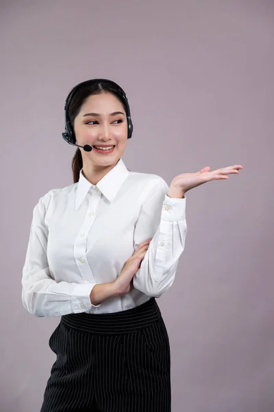 얼굴을 아시아인 운영자는 형외진 배경의 제품에 정장을 헤드폰을 기회를 광고한다 — 스톡 사진
