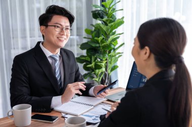 Ofisteki analist ekibi veri analizi ve pazarlama stratejisini güçlü takım çalışmasıyla yapılan toplantıda iş performansını artırmak için BI gösterge paneli ve istatistikleri kullanarak tartışıyor. Sevinçli.
