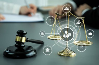 Akıllı hukuk, hukuki danışmanlık simgeleri ve avukatlık bürosunda çalışan araçlar dijital hukuk kavramını ve çevrim içi hukuk ve yönetmelik kavramlarını gözler önüne seriyor .