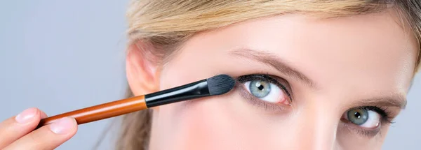Closeup Beautiful Girl Flawless Applying Alluring Eye Shadow Makeup Eyeliner — Photo