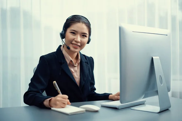 Asiatisches Callcenter Mit Headset Und Mikrofon Das Ihrem Arbeitsplatz Arbeitet — Stockfoto