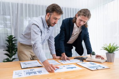 Çalışma alanındaki pazarlama stratejisi için finansal veri analizini, performans ve risk yönetimini optimize etmek için grafik ve grafik içeren BI gösterge paneli formatını analiz eden analist ekibi. Varlık