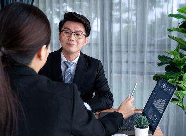 Ofisteki analist ekibi veri analizi ve pazarlama stratejisini güçlü takım çalışmasıyla yapılan toplantıda iş performansını artırmak için BI gösterge paneli ve istatistikleri kullanarak tartışıyor. Sevinçli.