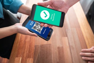 Akıllı telefon uygulamasında barkod taraması yapan kusursuz nakit ödemeler. QR kod teknolojisi, mobil bankacılık uygulaması ile modern alışveriş tarzı için hızlı ve güvenli işlemler. Sevinçli.