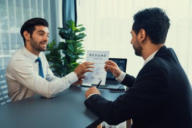 Adayla olumlu ve dostça bir röportaj. Kendini güvende ve mutlu hissediyor. Görüşmeci ve aday adayların nitelikleri ve mevki başvuruları hakkında harika bir konuşma yaptı. Coşkulu