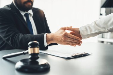 Avukatın ya da avukatın yakın mesafeden el sıkışması, güvenilir bir ortağın güvenilirliğini güvence altına almak için dava anlaşmasının imzalanması konusunda başarılı bir şekilde hukuki olarak tartıştıktan sonra çözülür. Eşitlik