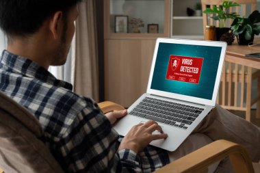 Bilgisayar ekranındaki virüs uyarısı mobil siber tehdit, hacker, bilgisayar virüsü ve kötü amaçlı yazılım tespit edildi