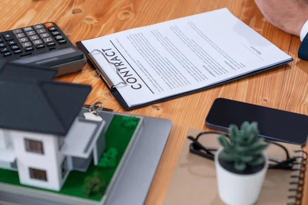 Agent Immobilier Calculant Taxe Les Intérêts Les Conditions Accord Assurance — Photo