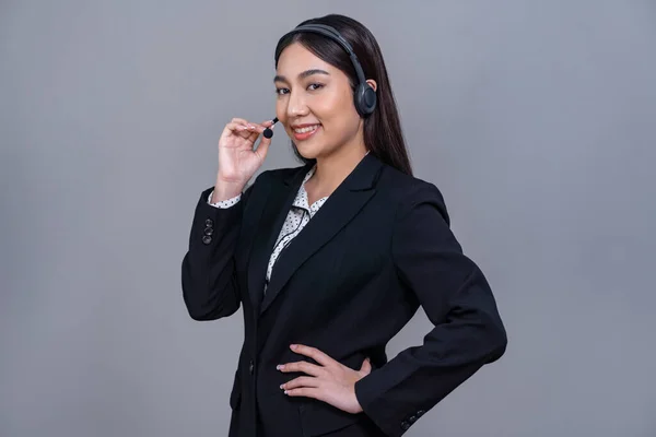 ヘッドセットを装着した女性コールセンター運営者や 製品広告や人事採用の身ぶりを背景に自信を持って立ち上がる公式スーツ ジュビラント — ストック写真