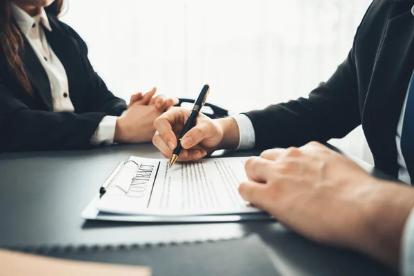 Fechar Empresário Assinar Contrato Documento Legal Com Caneta Sua Mão — Fotografia de Stock