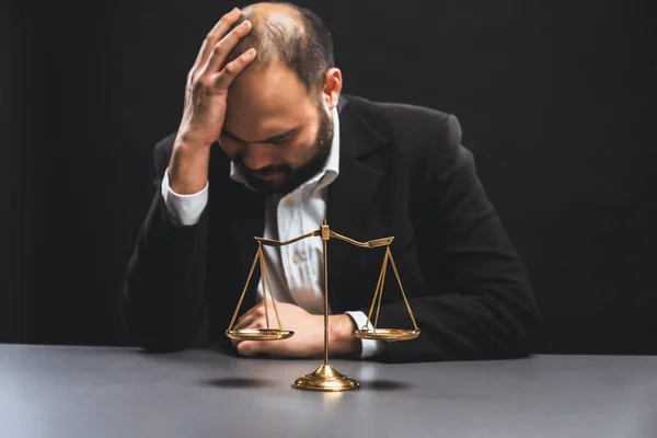 Εστίαση Ισορροπία Κλίμακας Θολή Δικηγόρος Κάθεται Στο Γραφείο Του Ανησυχούν — Φωτογραφία Αρχείου