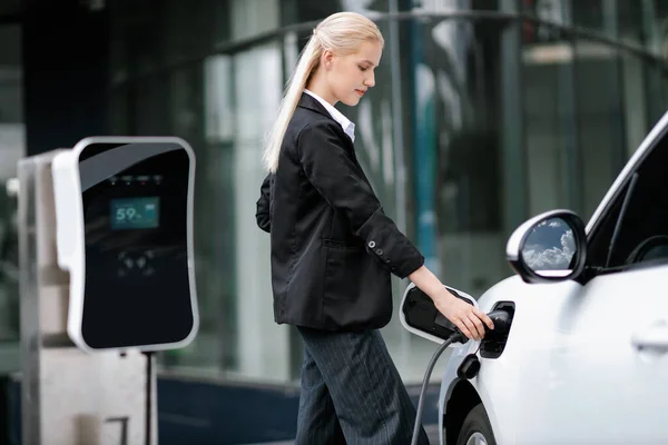 Progressive Businesswoman Insert Charger Plug Charging Station Her Electric Vehicle — Foto Stock