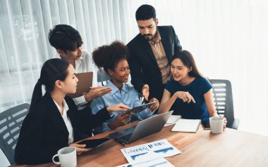 Çok ırklı analist ekibi toplantı masasındaki mali raporu analiz etmek için BI gösterge tablosunu kullanıyor. Çeşitli iş adamlarından oluşan bir grup, FIntech 'in veri analizini başarılı iş pazarlaması için kullanır. Uyum