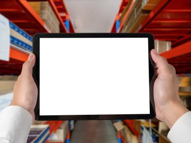 Tasarımınız için mod bilgisayardaki beyaz boş ekran monitör ekranında maket yapın