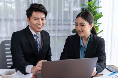 Ofisteki analist ekibi veri analizi ve pazarlama stratejisini güçlü takım çalışmasıyla yapılan toplantıda iş performansını artırmak için BI gösterge paneli ve istatistikleri kullanarak tartışıyor. Sevinçli.