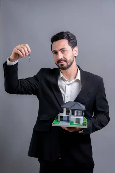 Agente Immobiliare Tenere Campione Modello Casa Con Una Chiave Sfondo — Foto Stock