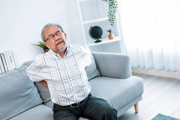 Agonizing Senior Man Need Assistance While Sitting His Sofa Home — Stock fotografie