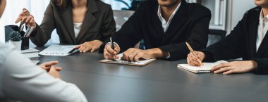 Aday ve mülakatçılar şirket ofisindeki dostane iş görüşmesinde iş tecrübesi ve nitelikleri tartıştılar. İnsan Kaynakları ekibi iş başvurularını değerlendirirken sorgulanan kişinin profilini de inceliyor. Dahi.