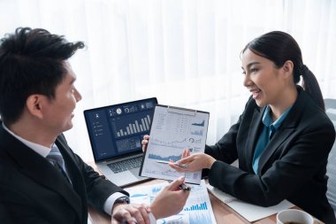 Ofisteki analist ekibi veri analizi ve pazarlama stratejisini güçlü takım çalışmasıyla yapılan toplantıda iş performansını artırmak için BI gösterge paneli ve istatistikleri kullanarak tartışıyor. Sevinçli.