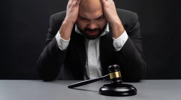 Összpontosítsd Kalapács Elmosódott Ügyvéd Asztalánál Aggódó Kimerült Kifejezés Érzés Súlya — Stock Fotó