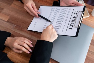 İş adamı sözleşmeyi imzalamadan önce anlaşma belgesini gözden geçirir. Ticaret anlaşmasının iş amaçlarına uygun olmasını sağlamak için dikkatle okumak. İş karar verme konsepti için profesyonellik. Sevinçli.