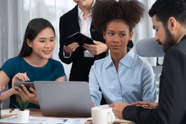 Mutlu iş adamları birlikte çalışır, şirket ofisinde tartışırlar. Profesyonel ve çeşitlilik takım çalışması iş planını bilgisayarda tartışır. Modern çok kültürlü ofis çalışanı. Uyum