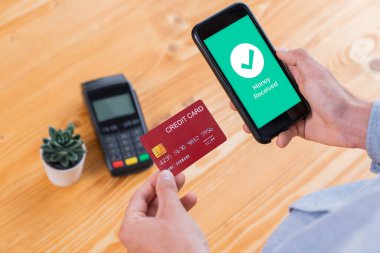 Mobil bankacılık uygulamasında QR kod teknolojisi kullanarak hızlı ve güvenli işlemler yaparak, akıllı telefon uygulaması ile modern alışveriş tarzı için barkod taraması yoluyla kusursuz nakit ödemeleri olanaklı kılıyor. Varlık