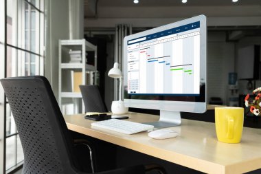 Ekip projesinin zaman çizelgesini gösteren bilgisayar ekranında, modern iş projesi yönetimi için proje planlama yazılımı