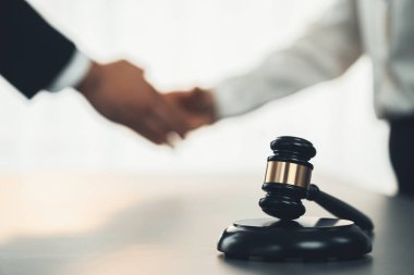 Odaklanma tokmağı avukat meslektaşlarının bulanık arkaplan üzerine adaleti sembolize eder başarılı bir hukuki anlaşmadan sonra mahkemedeki anlaşmazlığı savunmak güvenilir bir ortağın güvenilirliğini sağlar. Eşitlik