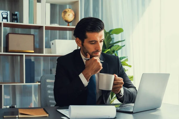 Современный Профессиональный Бизнесмен Современным Офисным Столом Использует Ноутбук Работы Кофе — стоковое фото