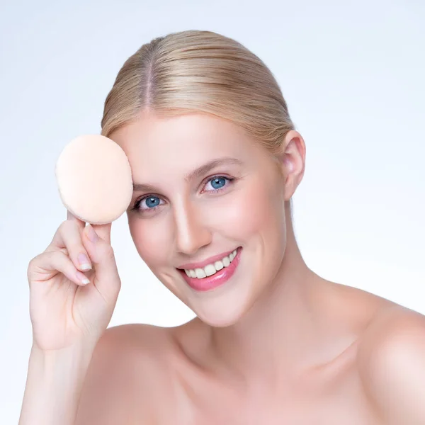 Closeup Personable Bela Mulher Maquiagem Macia Natural Usando Sopro Para — Fotografia de Stock