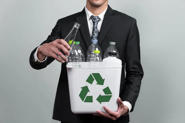 Üzletember Tartsa Újrahasznosítás Szemetes Töltött Műanyag Palack Izolált Alapon Vállalati — Stock Fotó