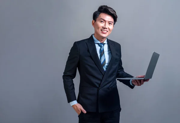 Confiante Jovem Empresário Asiático Posando Com Laptop Fundo Isolado Trabalhador — Fotografia de Stock