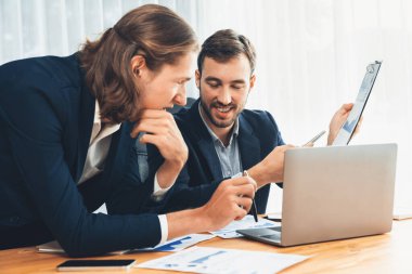 Ofisteki analist ekibi, iş performansını artırmak için grafik ve grafikli BI gösterge panelini kullanarak çalışma alanındaki pazarlama stratejisi için finansal veri analizi yapmakla meşgul. Varlık