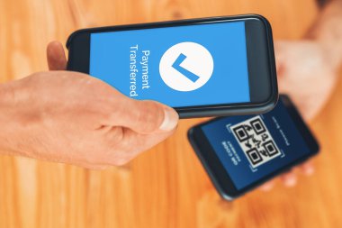 Mobil bankacılık uygulamasında QR kod teknolojisi kullanarak hızlı ve güvenli işlemler yaparak, akıllı telefon uygulaması ile modern alışveriş tarzı için barkod taraması yoluyla kusursuz nakit ödemeleri olanaklı kılıyor. Varlık